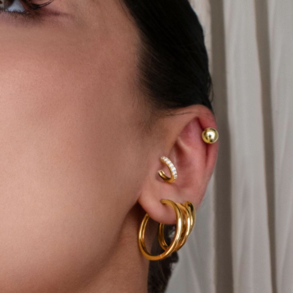 Round brilliannt hoop earrings with diamond simulants in 18 carat yellow gold vermeil