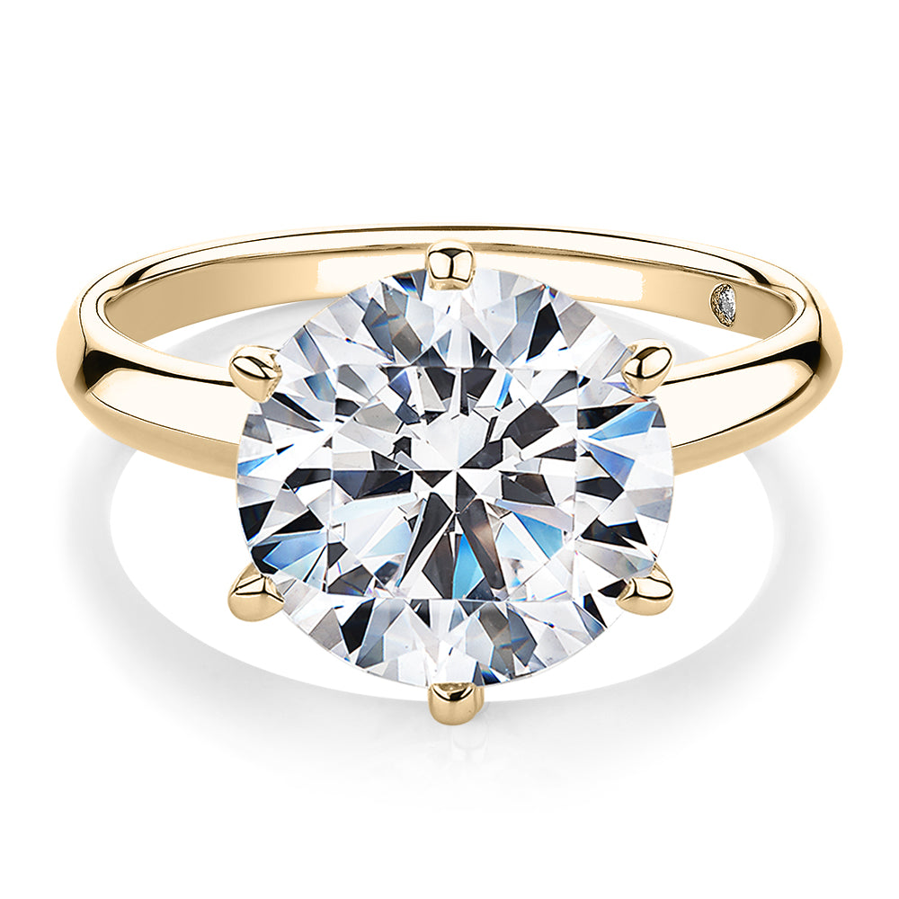 Round Brilliant solitaire engagement ring with 5.49 carat* diamond simulant in 14 carat yellow gold