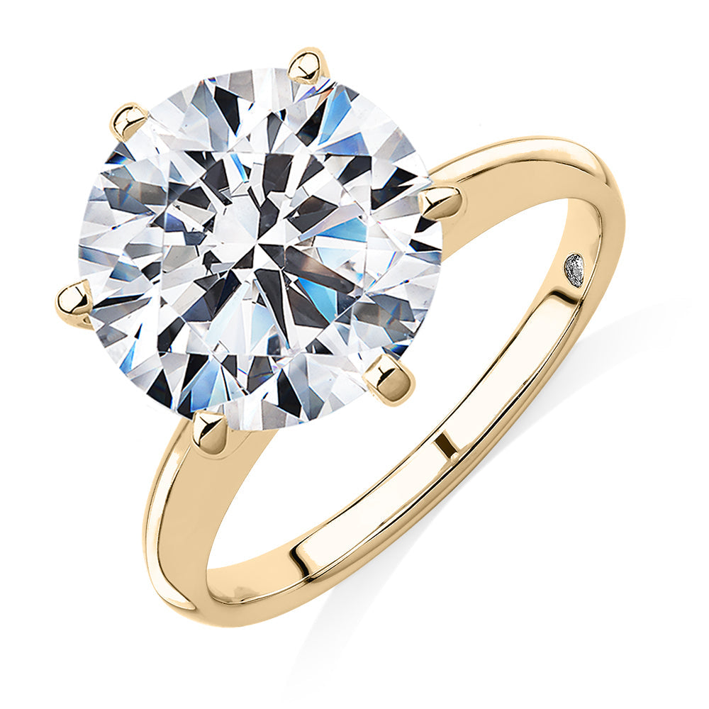 Round Brilliant solitaire engagement ring with 5.49 carat* diamond simulant in 14 carat yellow gold