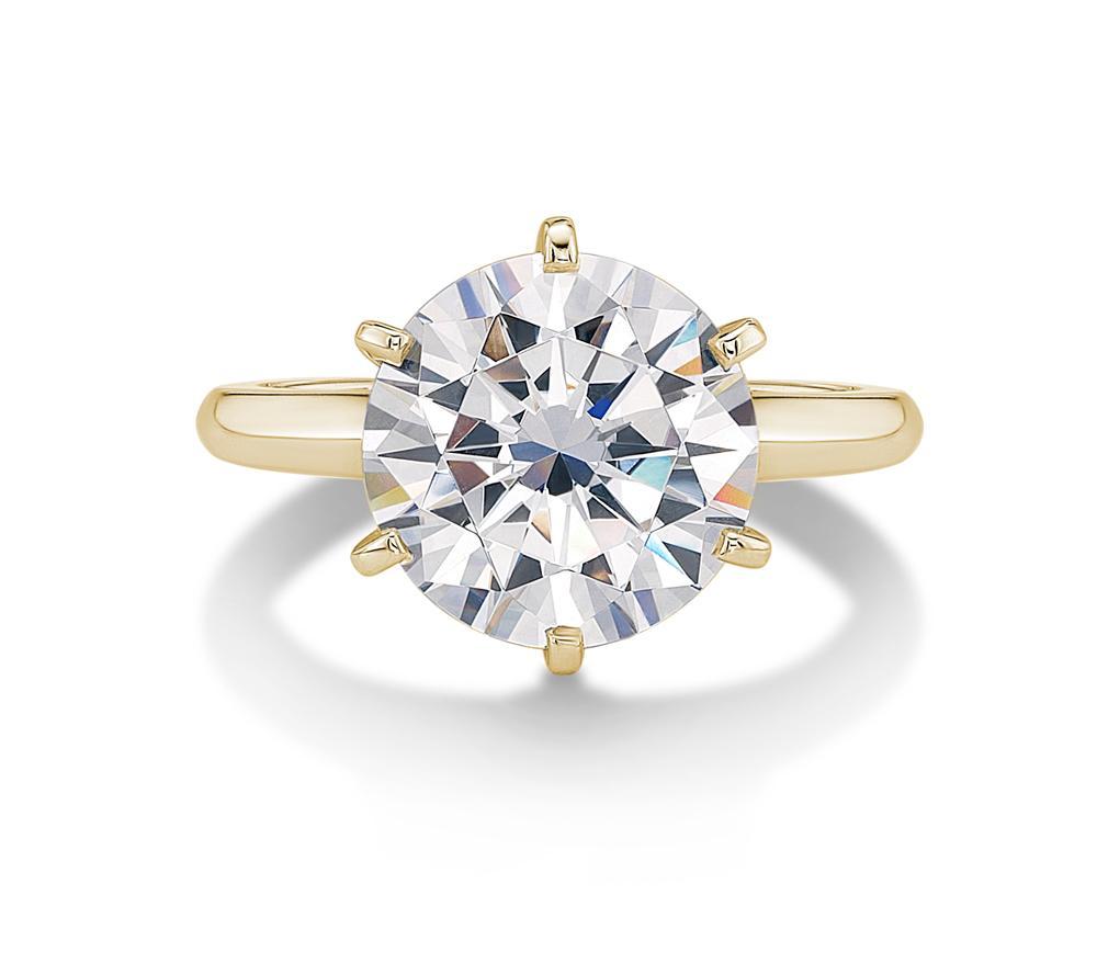 Round Brilliant solitaire engagement ring with 7 carat* diamond simulant in 10 carat yellow gold