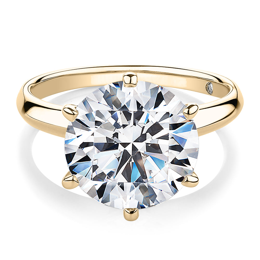 Round Brilliant solitaire engagement ring with 7 carat* diamond simulant in 14 carat yellow gold
