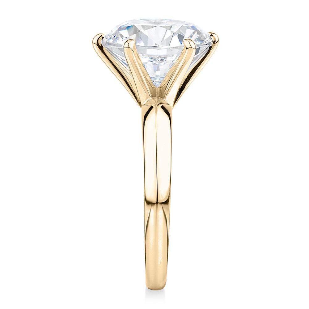 Round Brilliant solitaire engagement ring with 7 carat* diamond simulant in 14 carat yellow gold