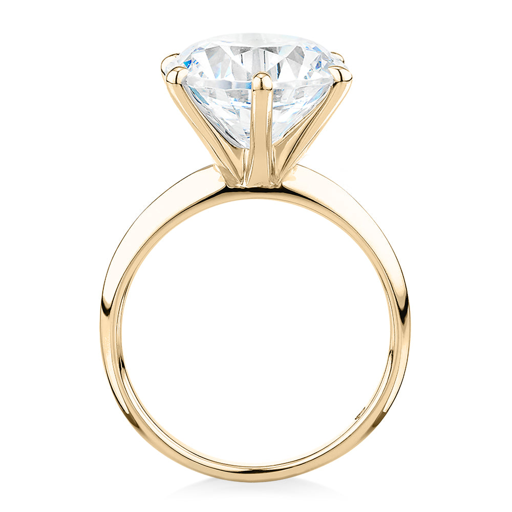 Round Brilliant solitaire engagement ring with 7 carat* diamond simulant in 14 carat yellow gold
