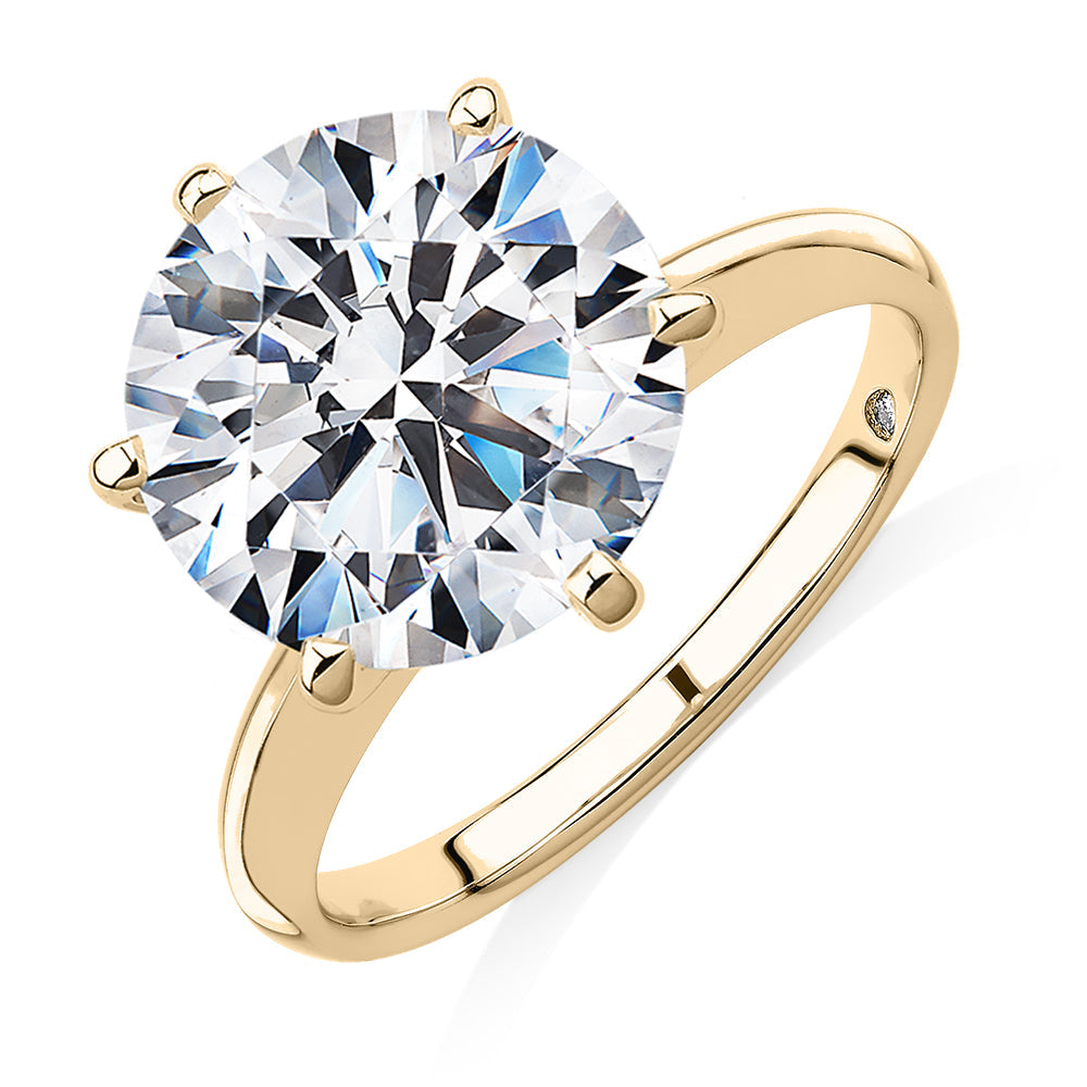 Round Brilliant solitaire engagement ring with 7 carat* diamond simulant in 14 carat yellow gold