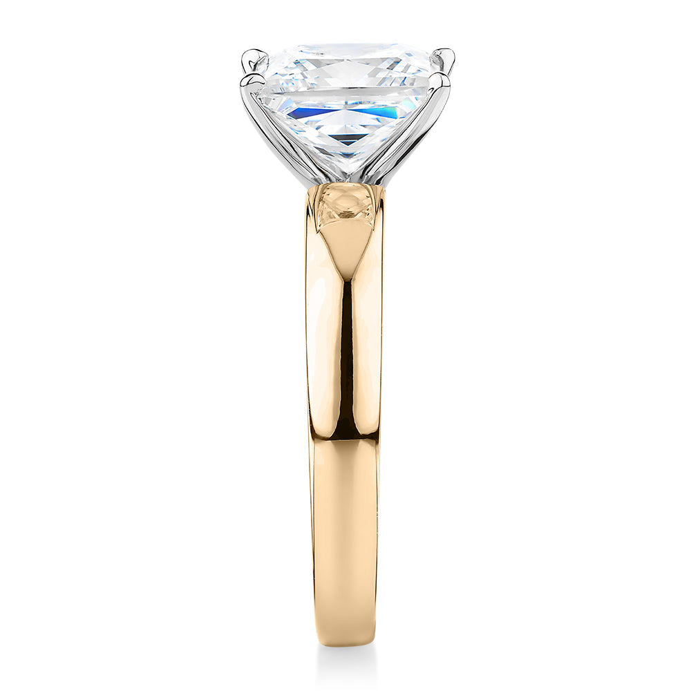 Princess Cut solitaire engagement ring with 3.01 carat* diamond simulant in 14 carat yellow gold