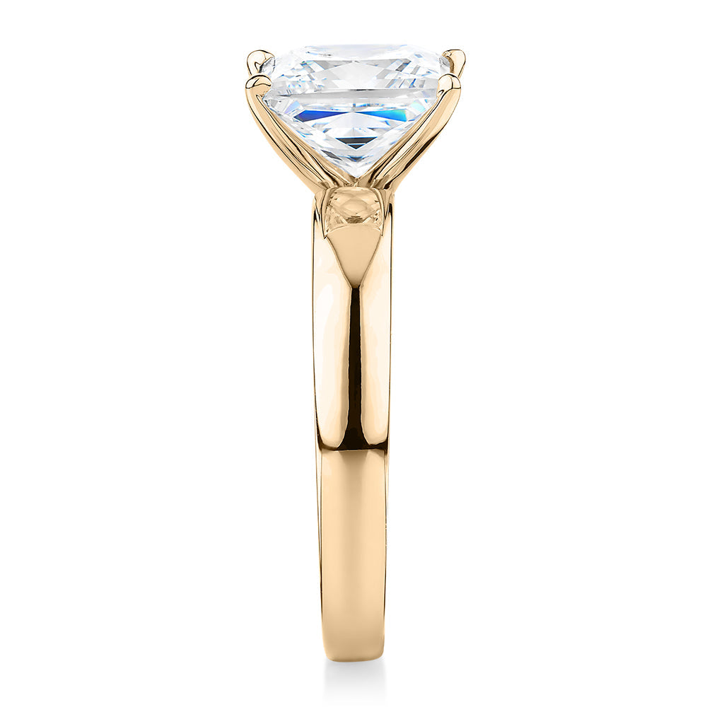 Princess Cut solitaire engagement ring with 3.01 carat* diamond simulant in 14 carat yellow gold