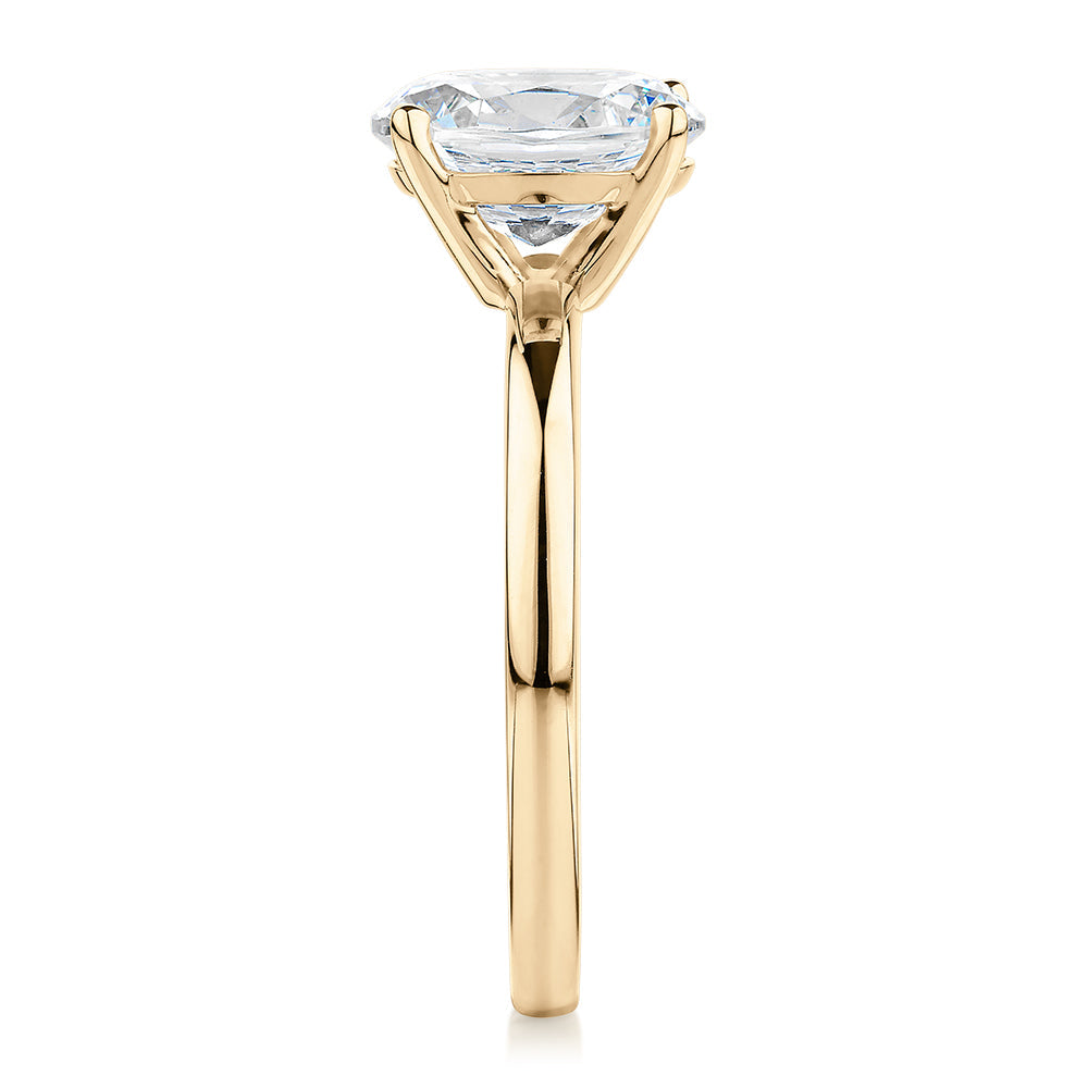 Oval solitaire engagement ring with 1.86 carat* diamond simulant in 14 carat yellow gold