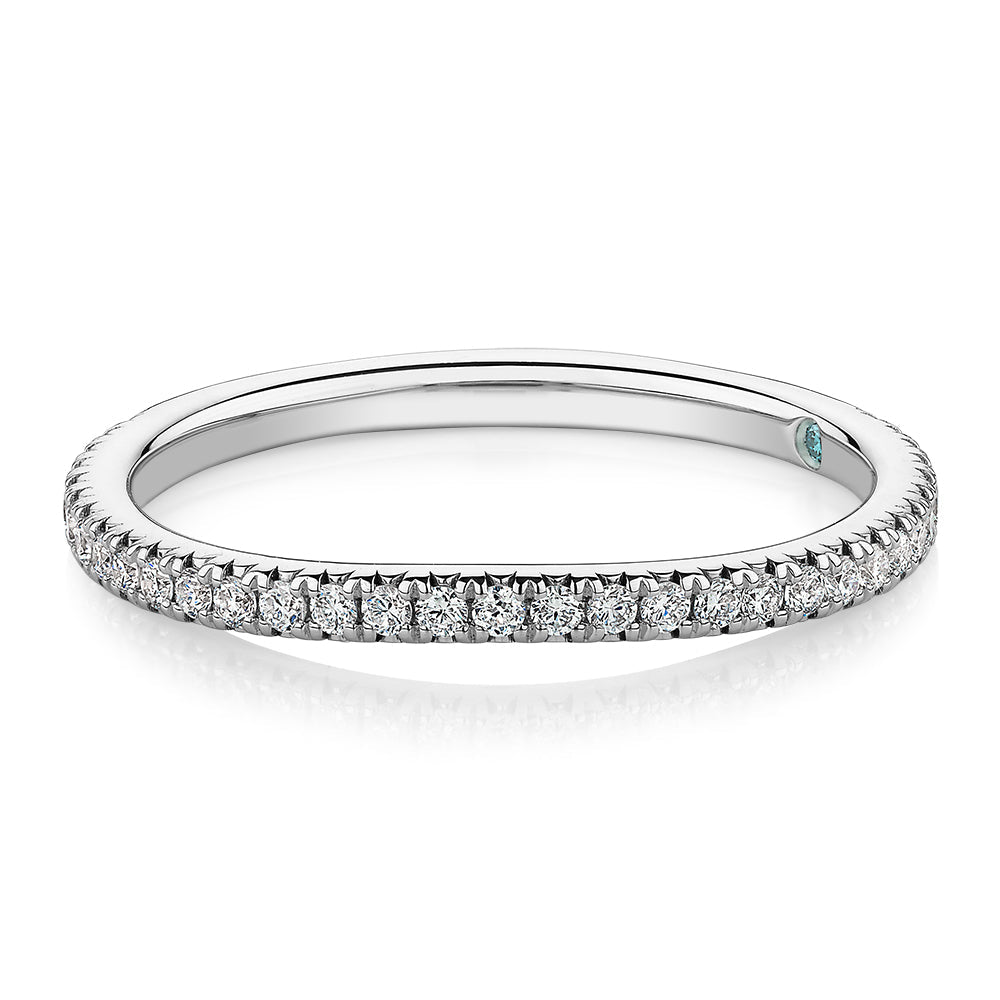 Premium Lab-Grown Diamond, 0.23 carat TW round brilliant curved wedding or eternity band in 18 carat white gold