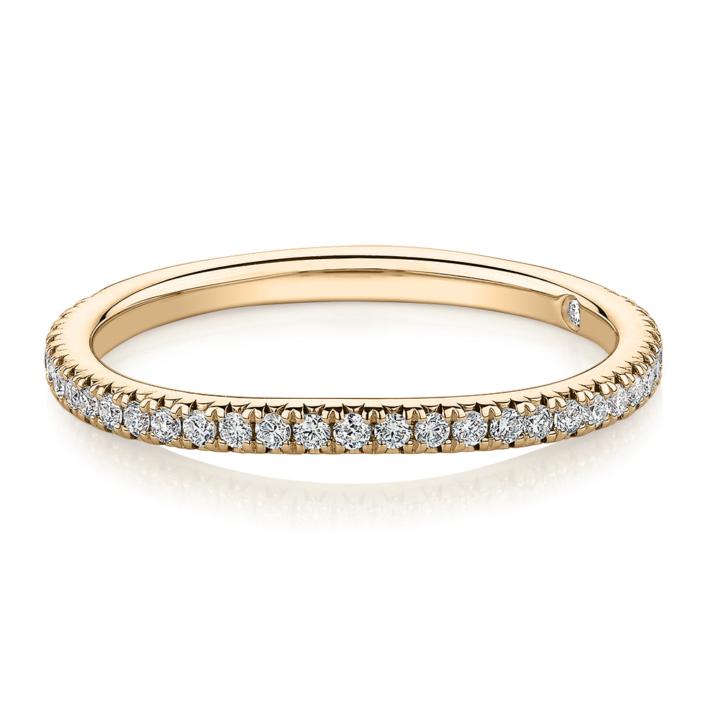 Signature Simulant Diamond 0.23 carat* TW round brilliant curved wedding or eternity band in 10 carat yellow gold